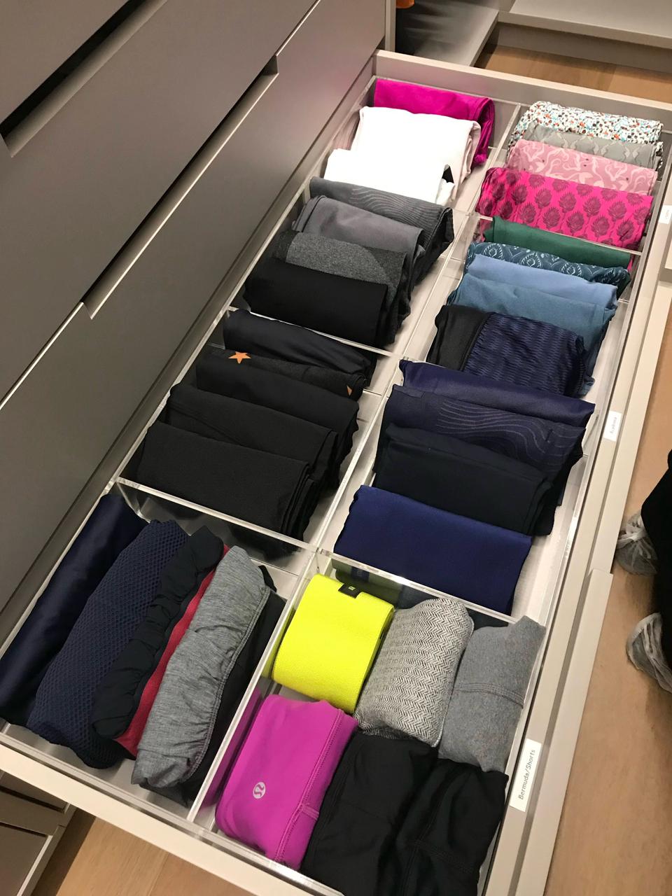 Gaveta de roupas de ginástica organizadas por cor