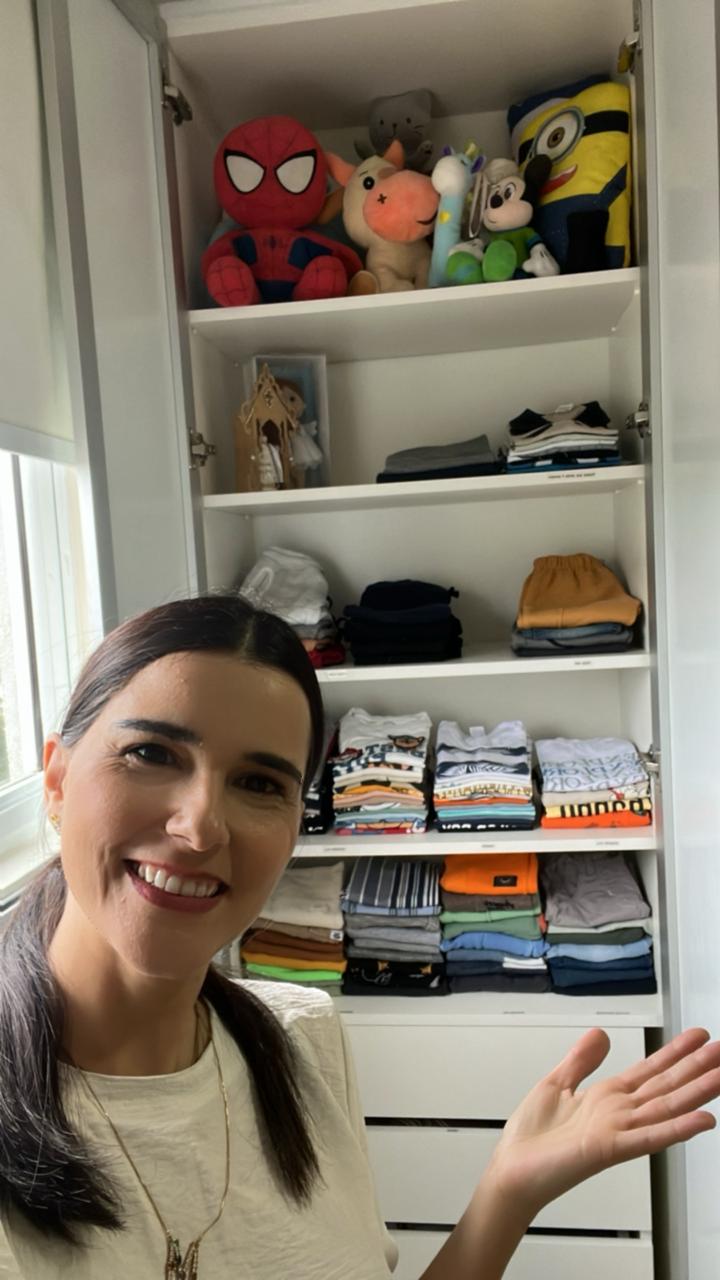 Closet infantil organizado com brinquedos e roupas