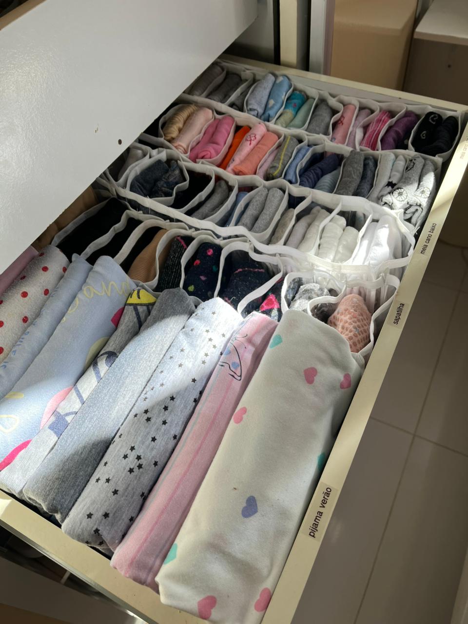 Gaveta de pijamas infantis com divisórias e etiquetas