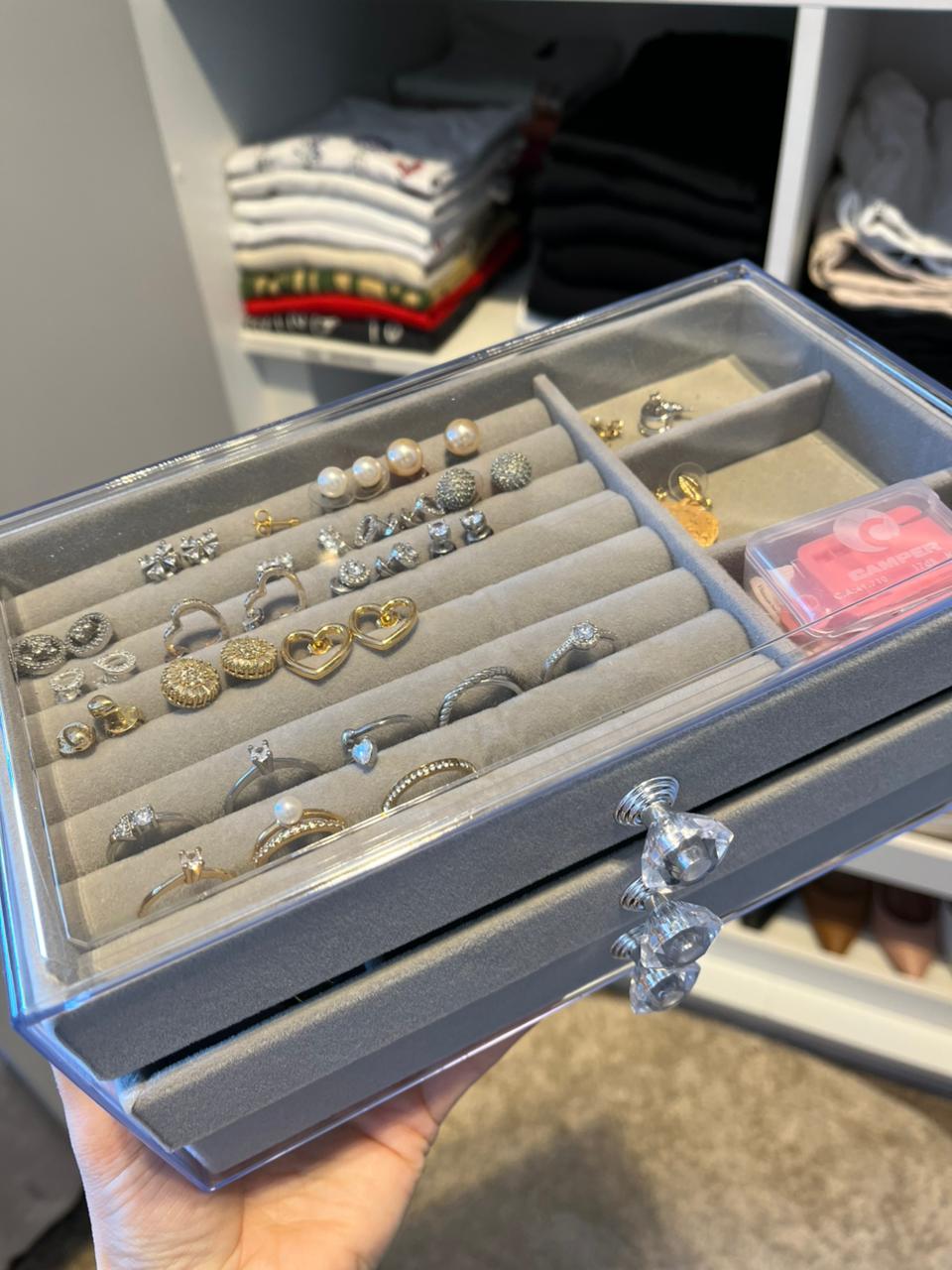 Organizador de joias com compartimentos em veludo