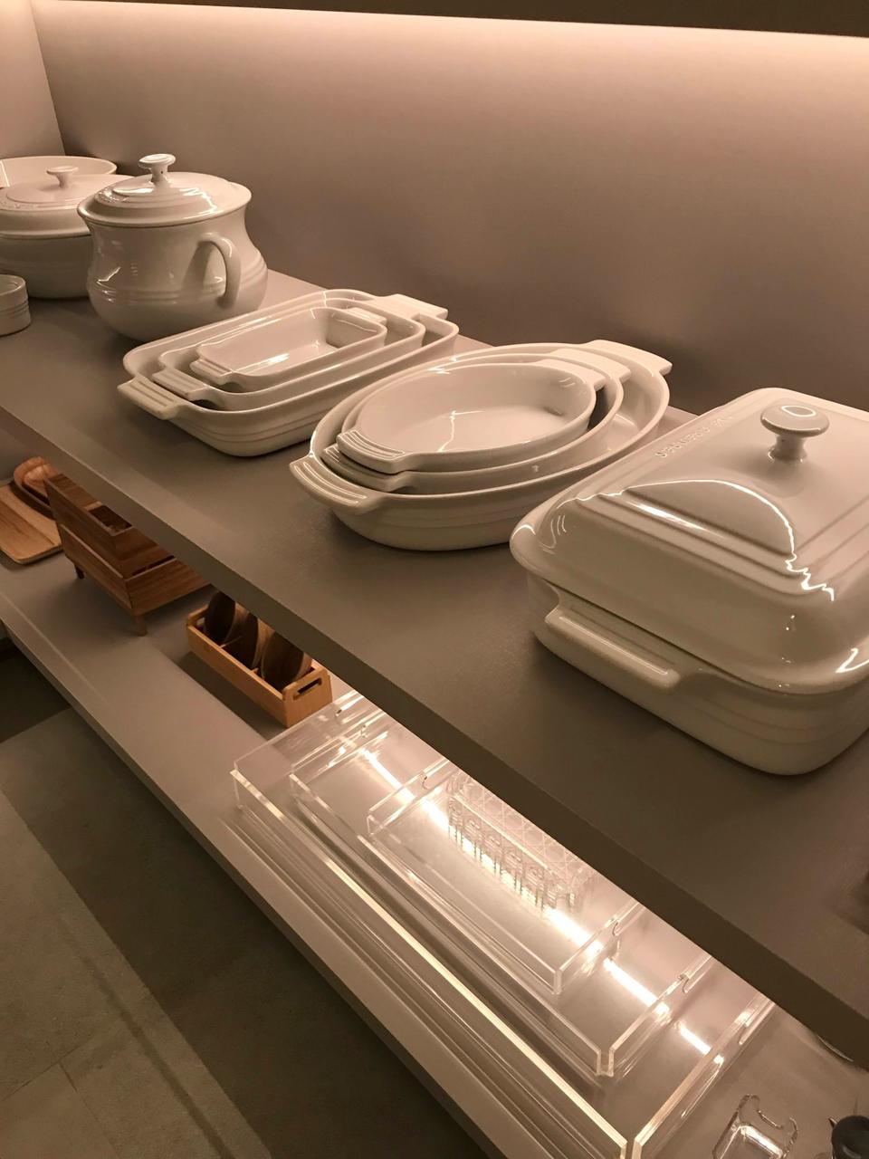 Cozinha organizada com louças brancas uniformes