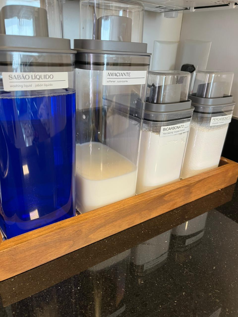 Produtos de lavanderia em containers etiquetados