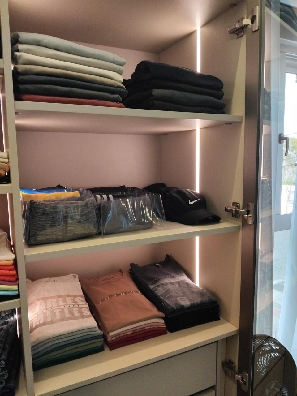 Closet masculino com prateleiras iluminadas