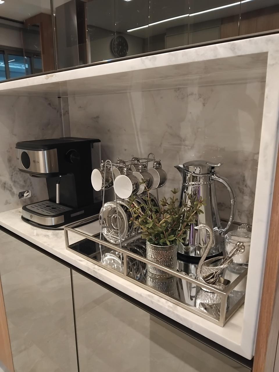 Estação de café moderna com organização elegante