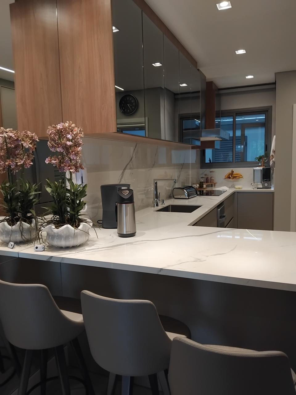 Cozinha moderna com ilha e organização impecável