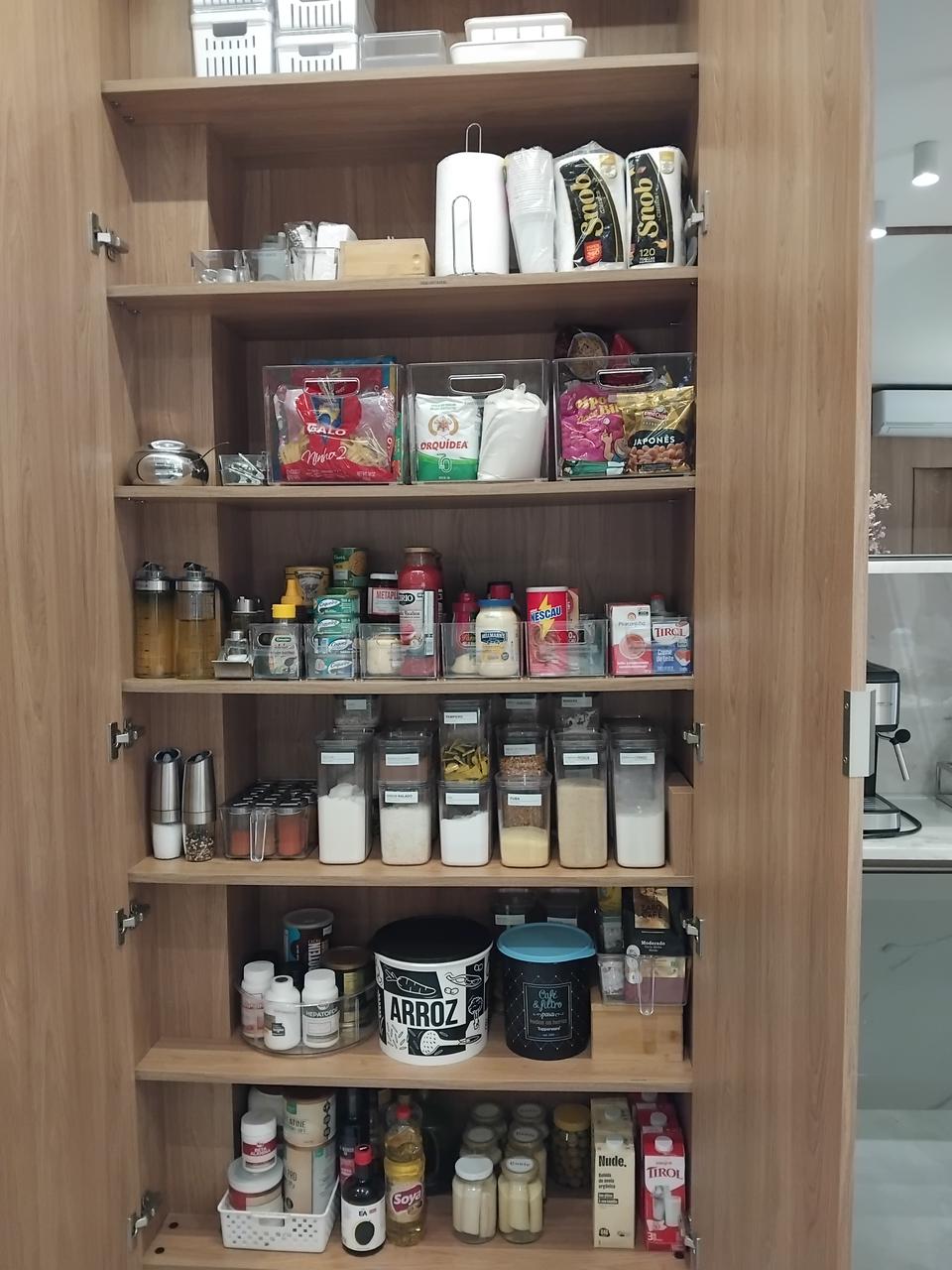 Despensa organizada com containers etiquetados