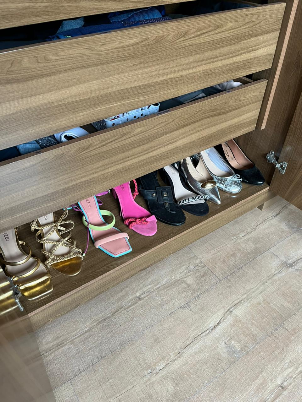 Gavetas organizadas com sapatos de alto padrão