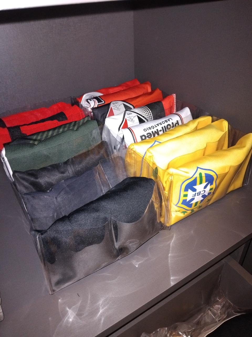 Gaveta de camisas esportivas organizadas