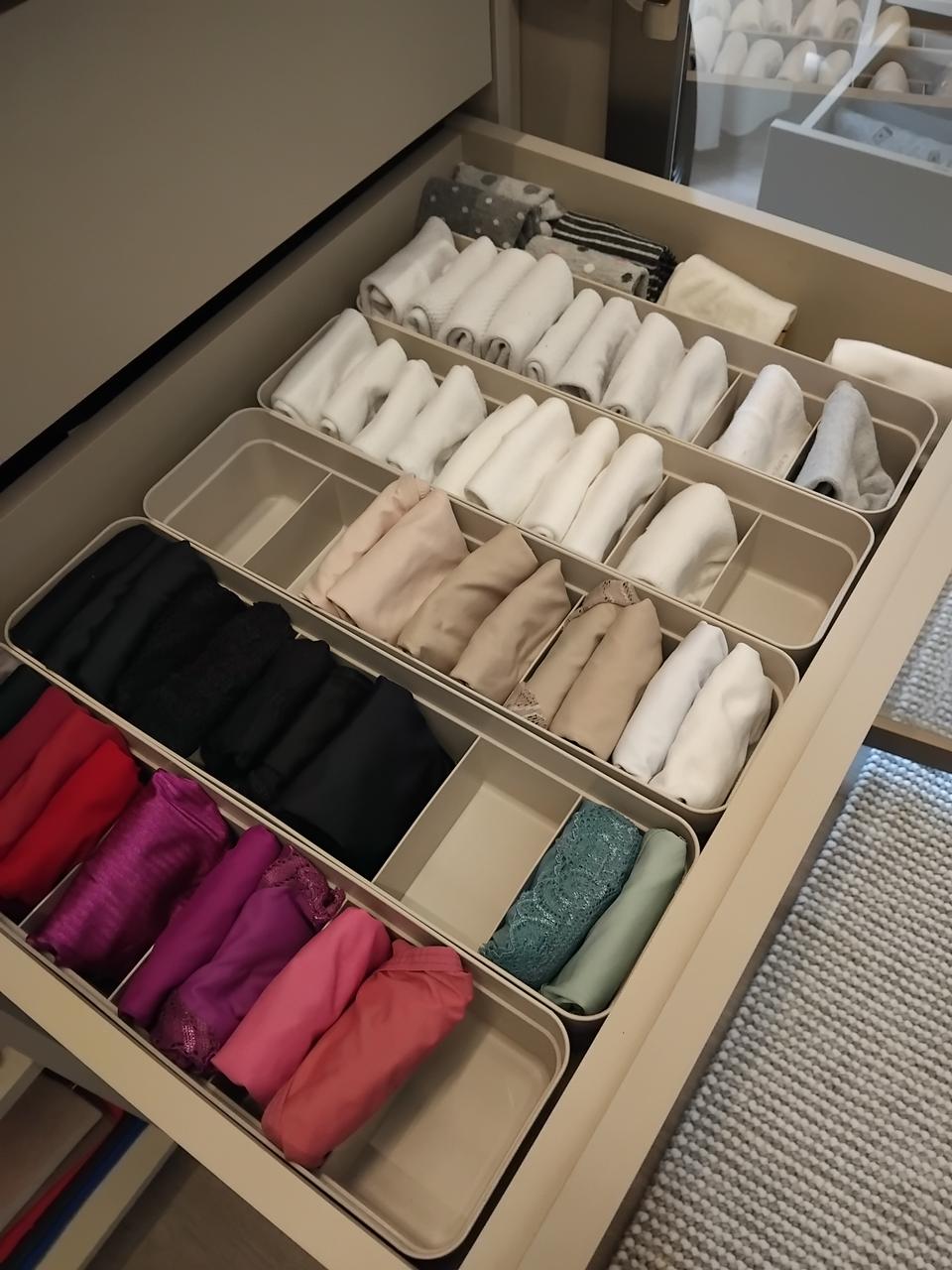 Gaveta de roupas íntimas com organizadores compartimentados