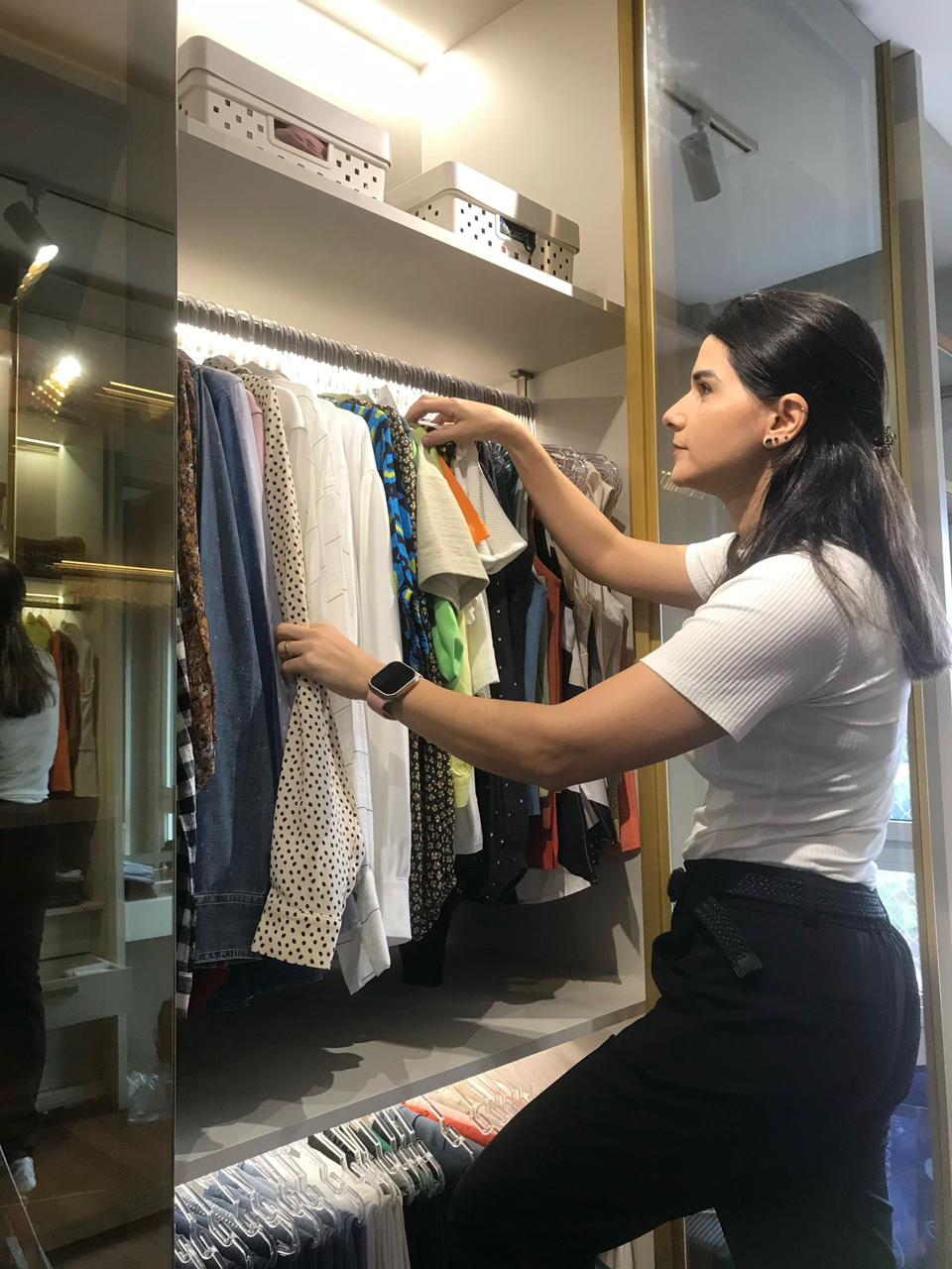 Mayara Luvi organizando closet de alto padrão